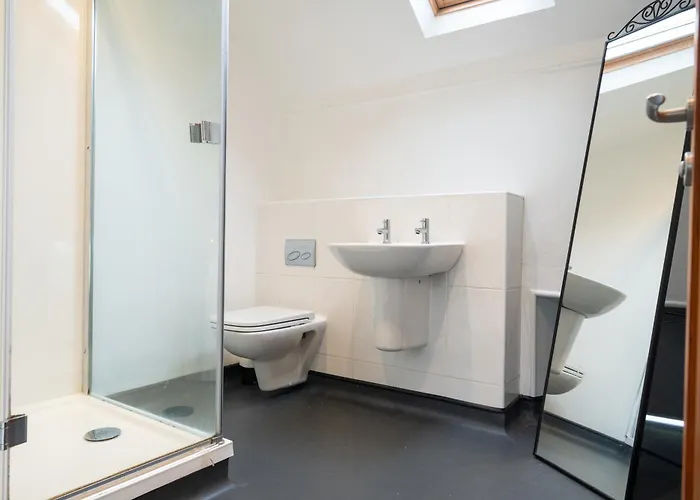 Weirside, Chapel Stile *