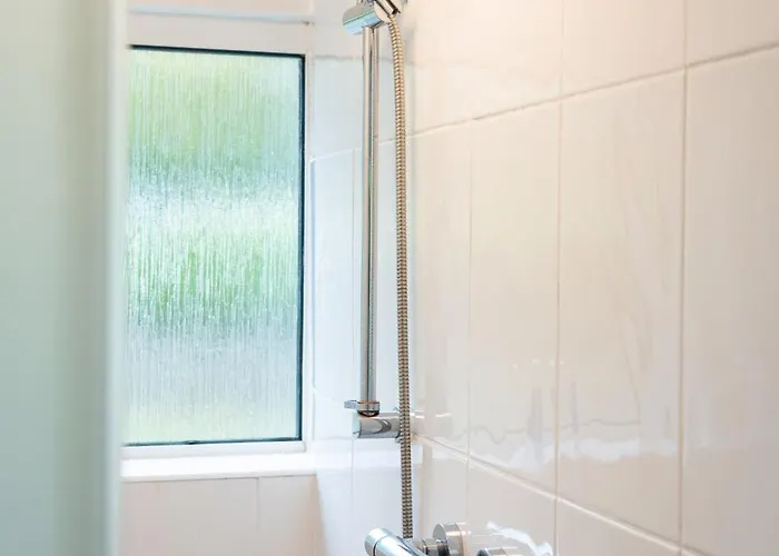 Weirside, Chapel Stile *